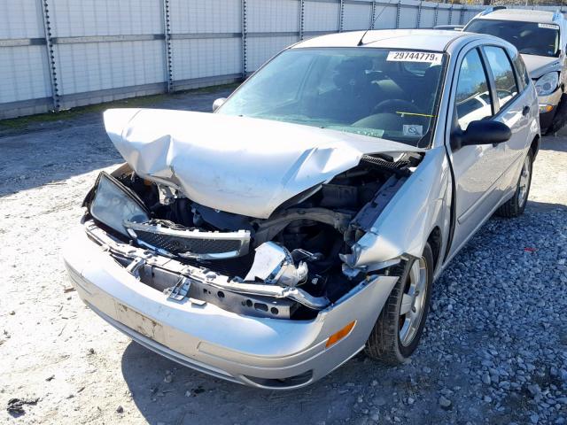 3FAFP37N35R127055 - 2005 FORD FOCUS ZX5 SILVER photo 2