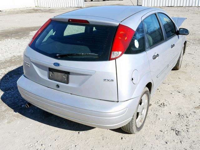 3FAFP37N35R127055 - 2005 FORD FOCUS ZX5 SILVER photo 4