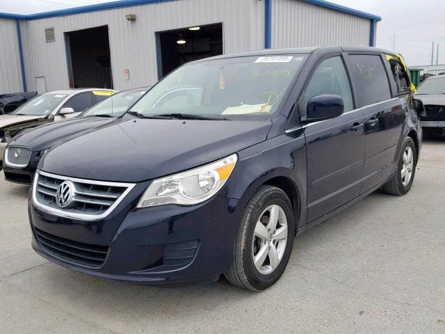 2V4RW3D19AR281786 - 2010 VOLKSWAGEN ROUTAN SE BLUE photo 2