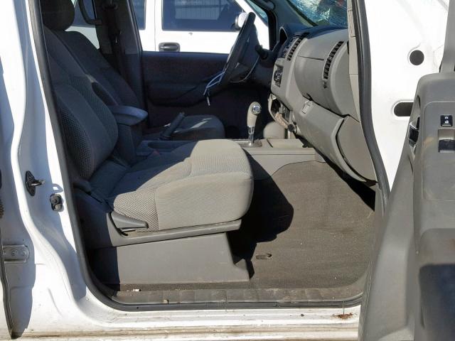 1N6AD09W98C432481 - 2008 NISSAN FRONTIER C WHITE photo 5