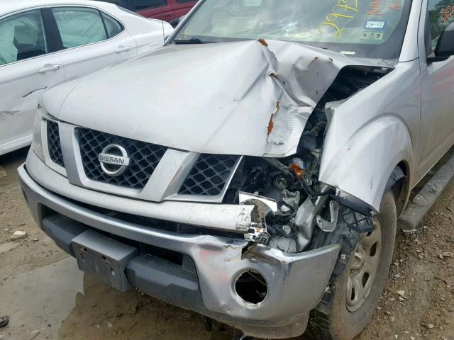 1N6AD07U88C401904 - 2008 NISSAN FRONTIER C SILVER photo 9