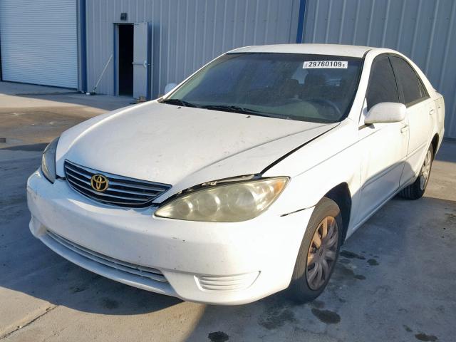 4T1BE32K15U412997 - 2005 TOYOTA CAMRY LE WHITE photo 2