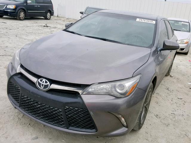 4T1BF1FK0HU320585 - 2017 TOYOTA CAMRY LE GRAY photo 2