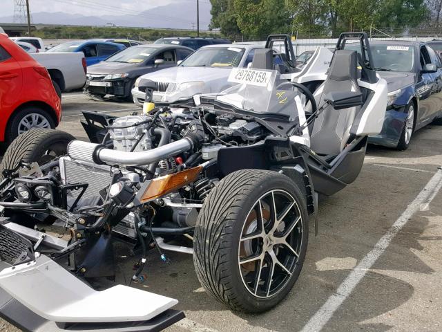 57XAAPFA8J8127518 - 2018 POLARIS SLINGSHOT WHITE photo 2