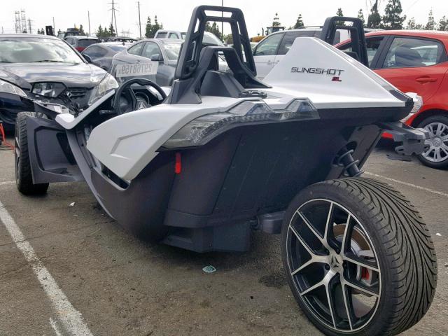 57XAAPFA8J8127518 - 2018 POLARIS SLINGSHOT WHITE photo 3