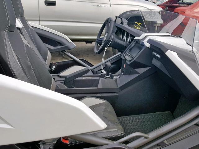 57XAAPFA8J8127518 - 2018 POLARIS SLINGSHOT WHITE photo 5
