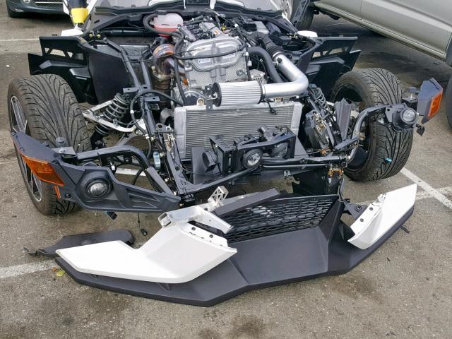 57XAAPFA8J8127518 - 2018 POLARIS SLINGSHOT WHITE photo 9
