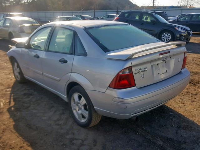 1FAHP34NX7W118057 - 2007 FORD FOCUS ZX4 SILVER photo 3