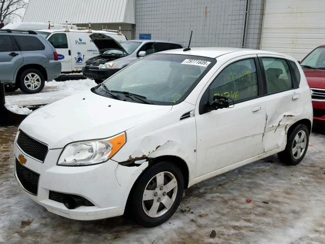 KL1TD66E19B628407 - 2009 CHEVROLET AVEO LS WHITE photo 2