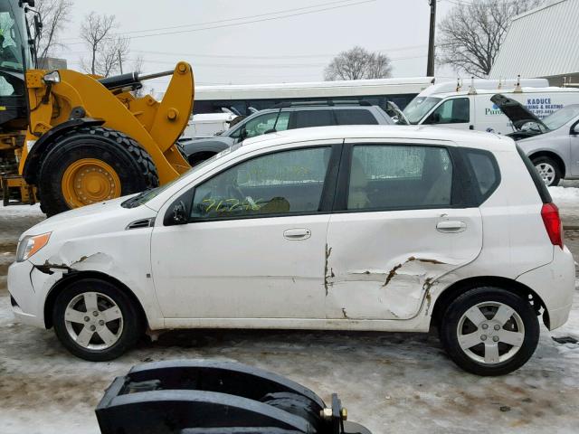 KL1TD66E19B628407 - 2009 CHEVROLET AVEO LS WHITE photo 9