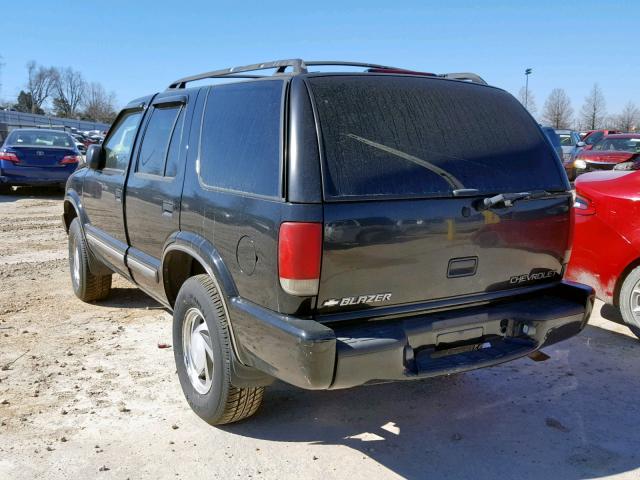 1GNDT13W1Y2284891 - 2000 CHEVROLET BLAZER BLACK photo 3