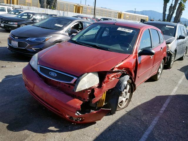 3FAFP37NX5R120085 - 2005 FORD FOCUS ZX5 RED photo 2