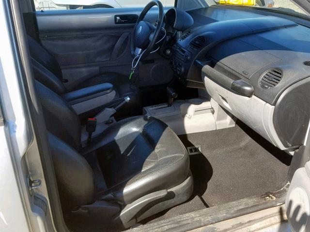 3VWDD21C7YM411797 - 2000 VOLKSWAGEN NEW BEETLE Silber Foto 5