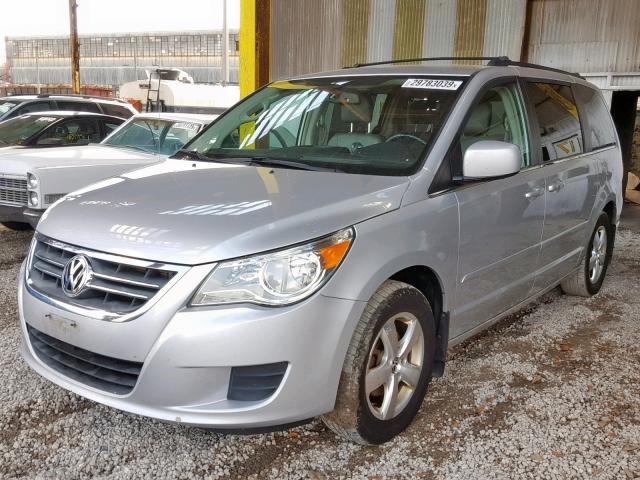 2V4RW3D11AR395524 - 2010 VOLKSWAGEN ROUTAN SE SILVER photo 2