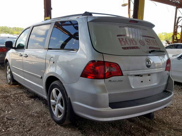 2V4RW3D11AR395524 - 2010 VOLKSWAGEN ROUTAN SE SILVER photo 3