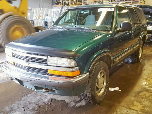 1GNDT13W9W2256317 - 1998 CHEVROLET BLAZER GREEN photo 2