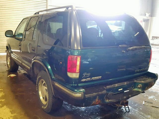 1GNDT13W9W2256317 - 1998 CHEVROLET BLAZER GREEN photo 3