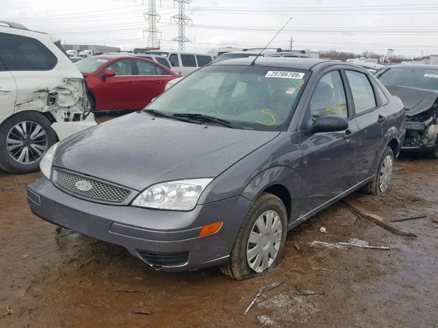 1FAFP34N05W101255 - 2005 FORD FOCUS ZX4 GRAY photo 2
