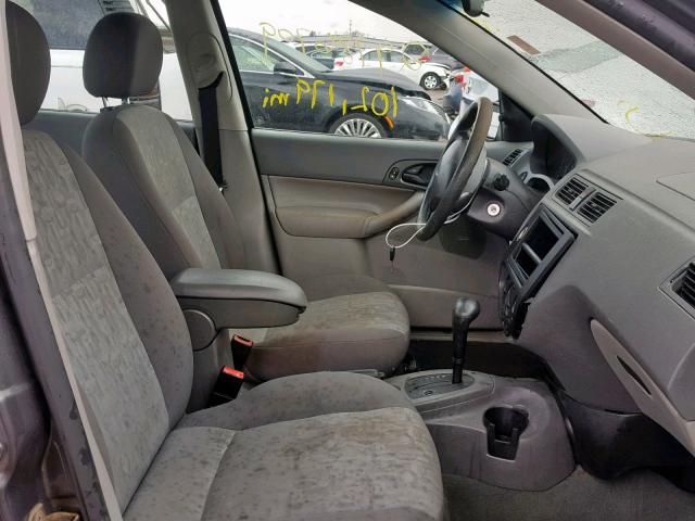1FAFP34N05W101255 - 2005 FORD FOCUS ZX4 GRAY photo 5