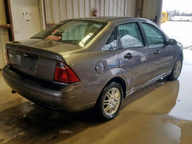 1FAHP34N27W173585 - 2007 FORD FOCUS ZX4 GRAY photo 4