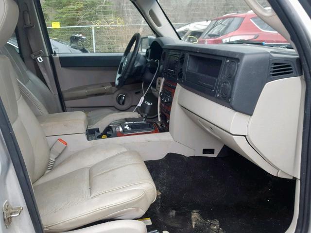 1J8HG58256C145696 - 2006 JEEP COMMANDER SILVER photo 5