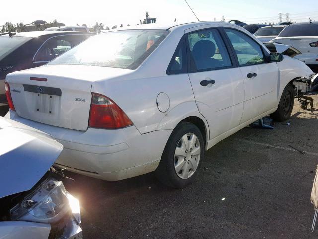 1FAFP34N56W244803 - 2006 FORD FOCUS ZX4 WHITE photo 4