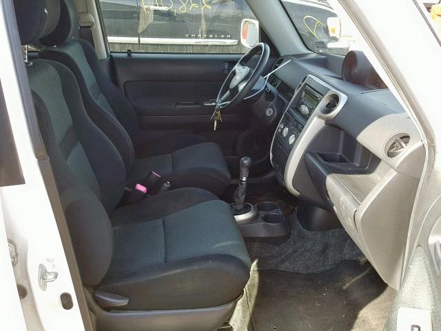 JTLKT334664065487 - 2006 TOYOTA SCION XB WHITE photo 5