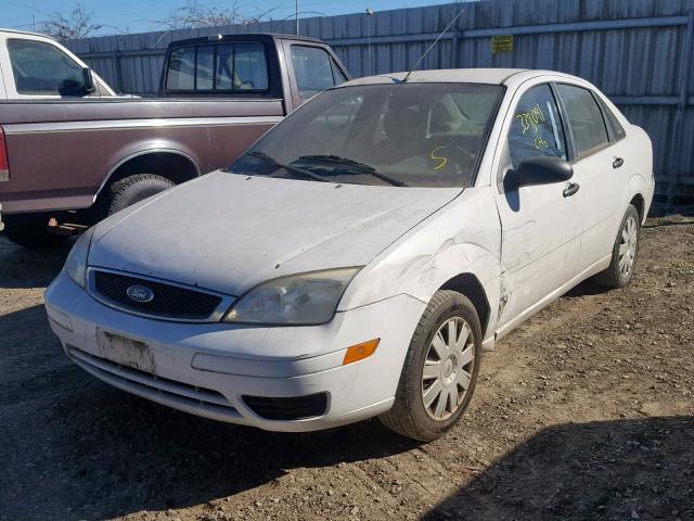 1FAFP34N55W126331 - 2005 FORD FOCUS ZX4 WHITE photo 2