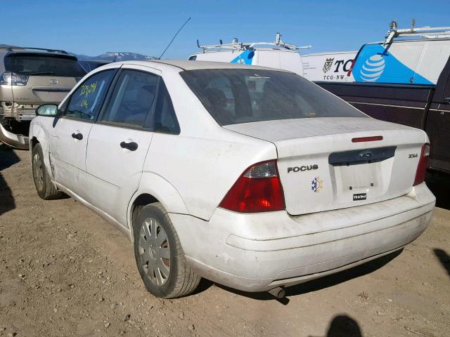 1FAFP34N55W126331 - 2005 FORD FOCUS ZX4 WHITE photo 3