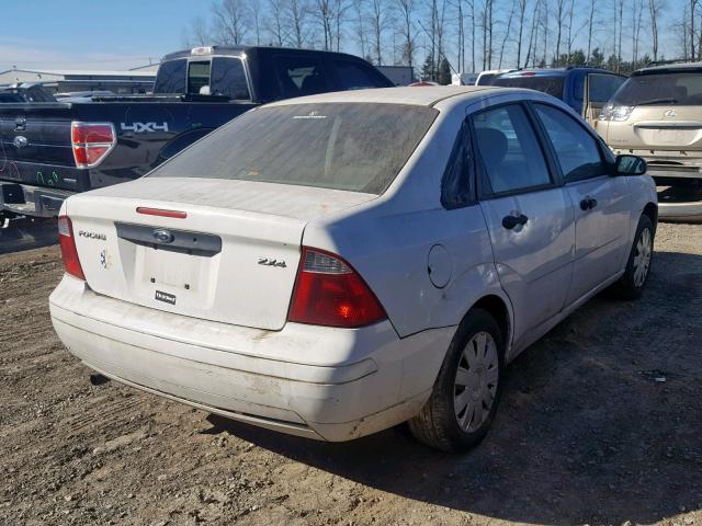 1FAFP34N55W126331 - 2005 FORD FOCUS ZX4 WHITE photo 4