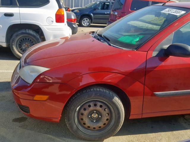 1FAFP34N25W243235 - 2005 FORD FOCUS ZX4 RED photo 9
