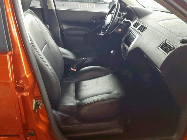 3FAFP37N65R117961 - 2005 FORD FOCUS ZX5 ORANGE photo 5