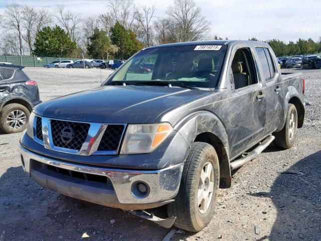 1N6AD07U55C447962 - 2005 NISSAN FRONTIER C BLACK photo 2