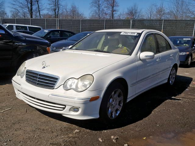 WDBRF61J05A765337 - 2005 MERCEDES-BENZ C 240 WHITE photo 2