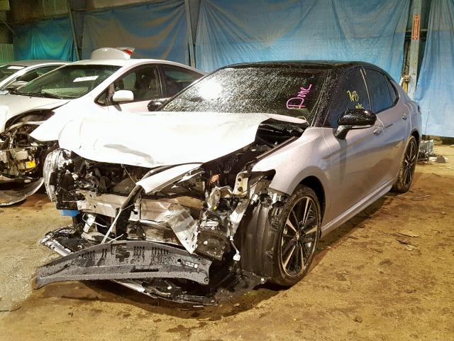 4T1B61HK8JU127636 - 2018 TOYOTA CAMRY XSE SILVER photo 2