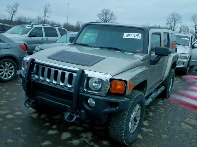 5GTDN136268200356 - 2006 HUMMER H3 TAN photo 2