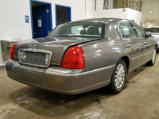 1LNHM83W94Y684426 - 2004 LINCOLN TOWN CAR U GRAY photo 4