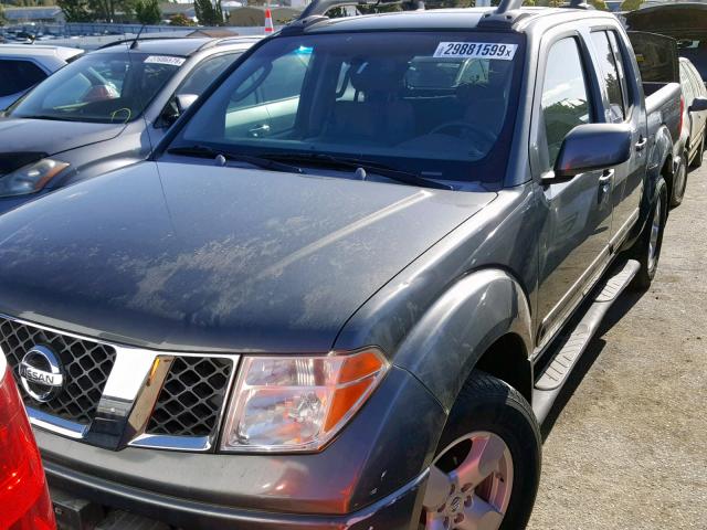 1N6AD07U46C423637 - 2006 NISSAN FRONTIER C GRAY photo 2