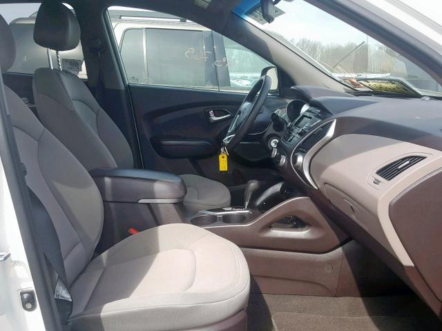 KM8JT3AB7CU489020 - 2012 HYUNDAI TUCSON GL WHITE photo 5