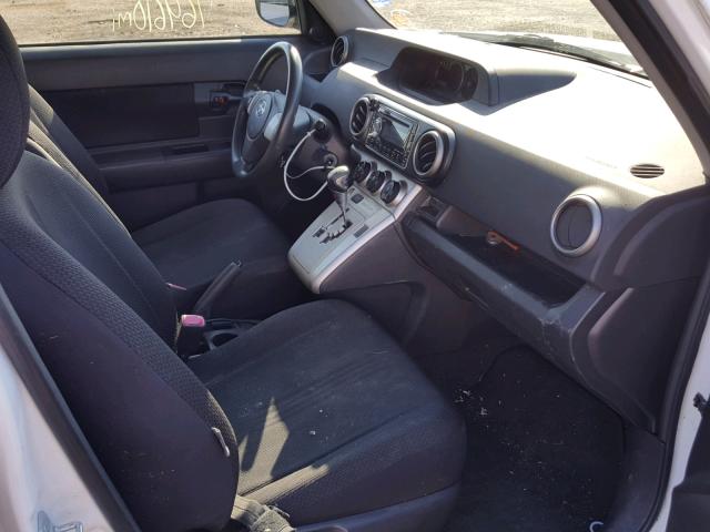 JTLKE50E981048917 - 2008 TOYOTA SCION XB WHITE photo 5