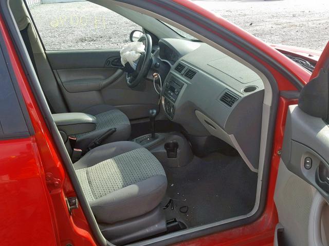 1FAFP34N95W312552 - 2005 FORD FOCUS ZX4 RED photo 5