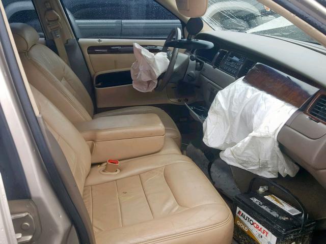 1LNFM82W7WY660394 - 1998 LINCOLN TOWN CAR S GOLD photo 5