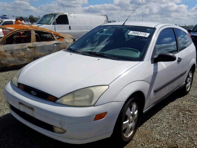 3FAFP31342R182987 - 2002 FORD FOCUS ZX3 WHITE photo 2