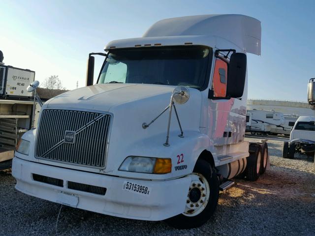 4V4NC9JH31N252646 - 2001 VOLVO VN VNL WHITE photo 2