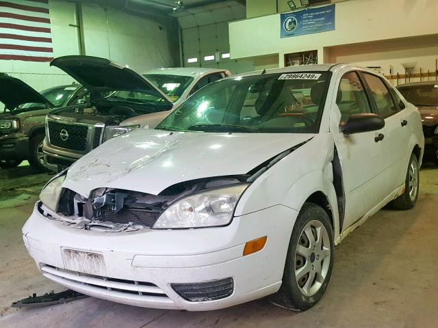 1FAFP34N75W209047 - 2005 FORD FOCUS ZX4 WHITE photo 2