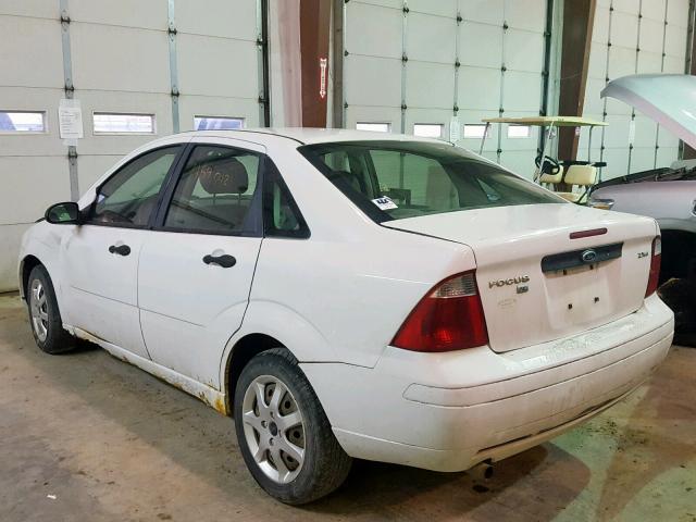 1FAFP34N75W209047 - 2005 FORD FOCUS ZX4 WHITE photo 3