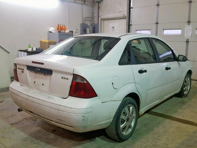 1FAFP34N75W209047 - 2005 FORD FOCUS ZX4 WHITE photo 4