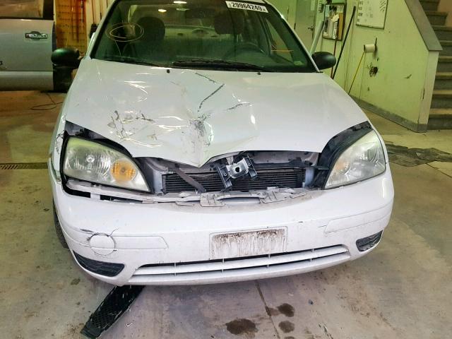 1FAFP34N75W209047 - 2005 FORD FOCUS ZX4 WHITE photo 9