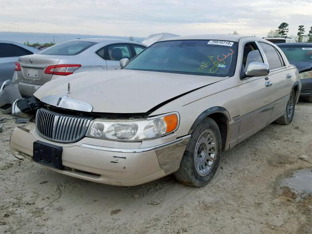 1LNHM83W22Y666685 - 2002 LINCOLN TOWN CAR C BEIGE photo 2