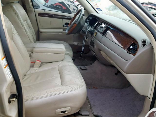 1LNHM83W22Y666685 - 2002 LINCOLN TOWN CAR C BEIGE photo 5